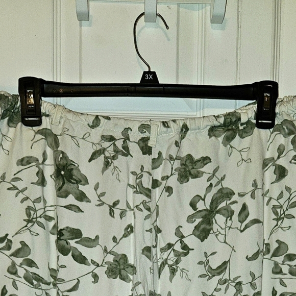 #290 La Cabana- Pull-on style White pants with a greenery pattern. Sz. XL - Picture 5 of 6
